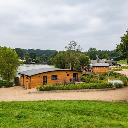 Sumners Ponds Fishery & Campsite Hotel Horsham Buitenkant foto