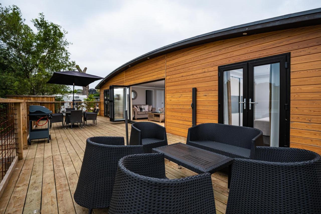 Sumners Ponds Fishery & Campsite Hotel Horsham Buitenkant foto