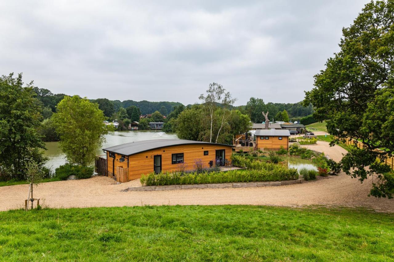Sumners Ponds Fishery & Campsite Hotel Horsham Buitenkant foto