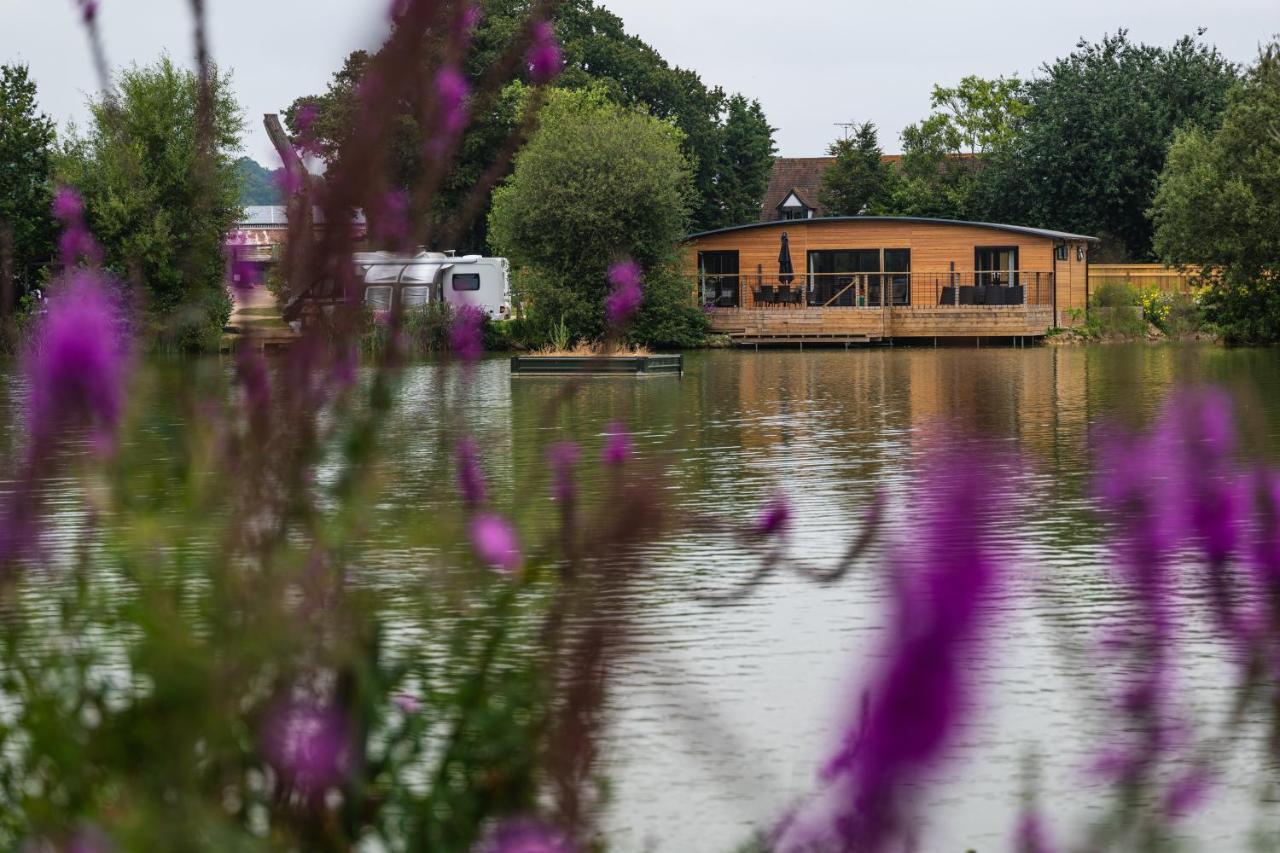 Sumners Ponds Fishery & Campsite Hotel Horsham Buitenkant foto