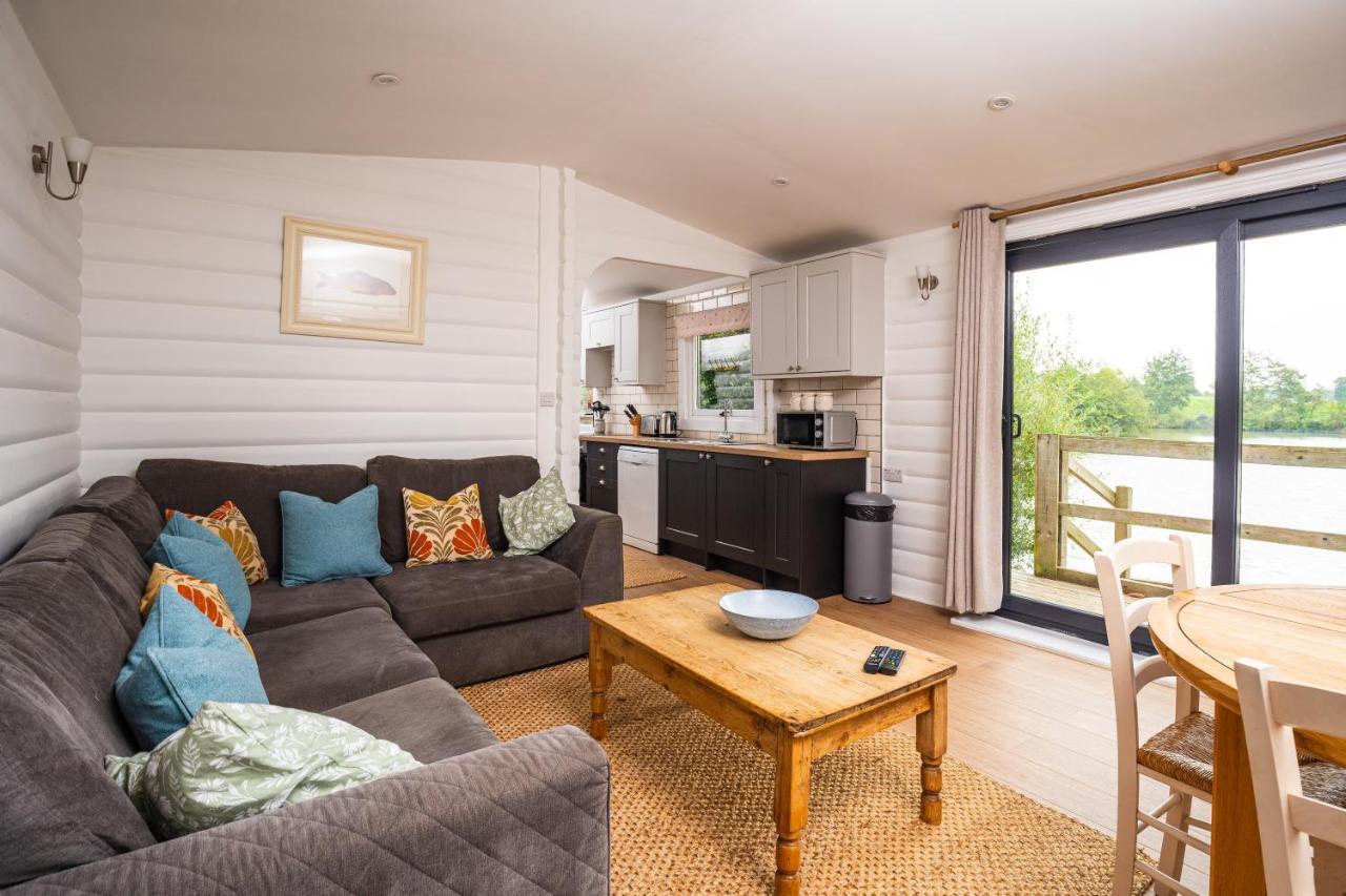 Sumners Ponds Fishery & Campsite Hotel Horsham Buitenkant foto
