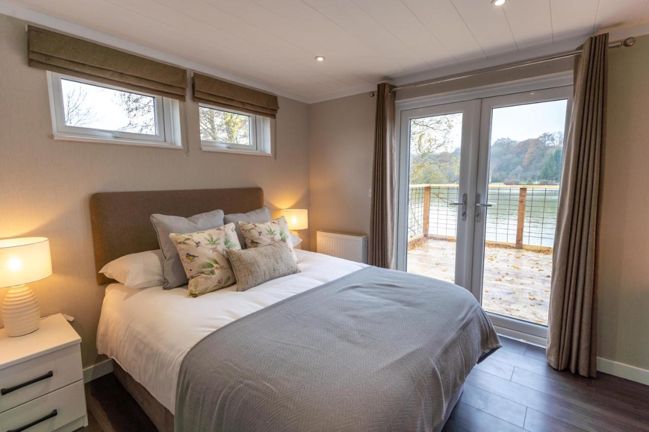 Sumners Ponds Fishery & Campsite Hotel Horsham Buitenkant foto