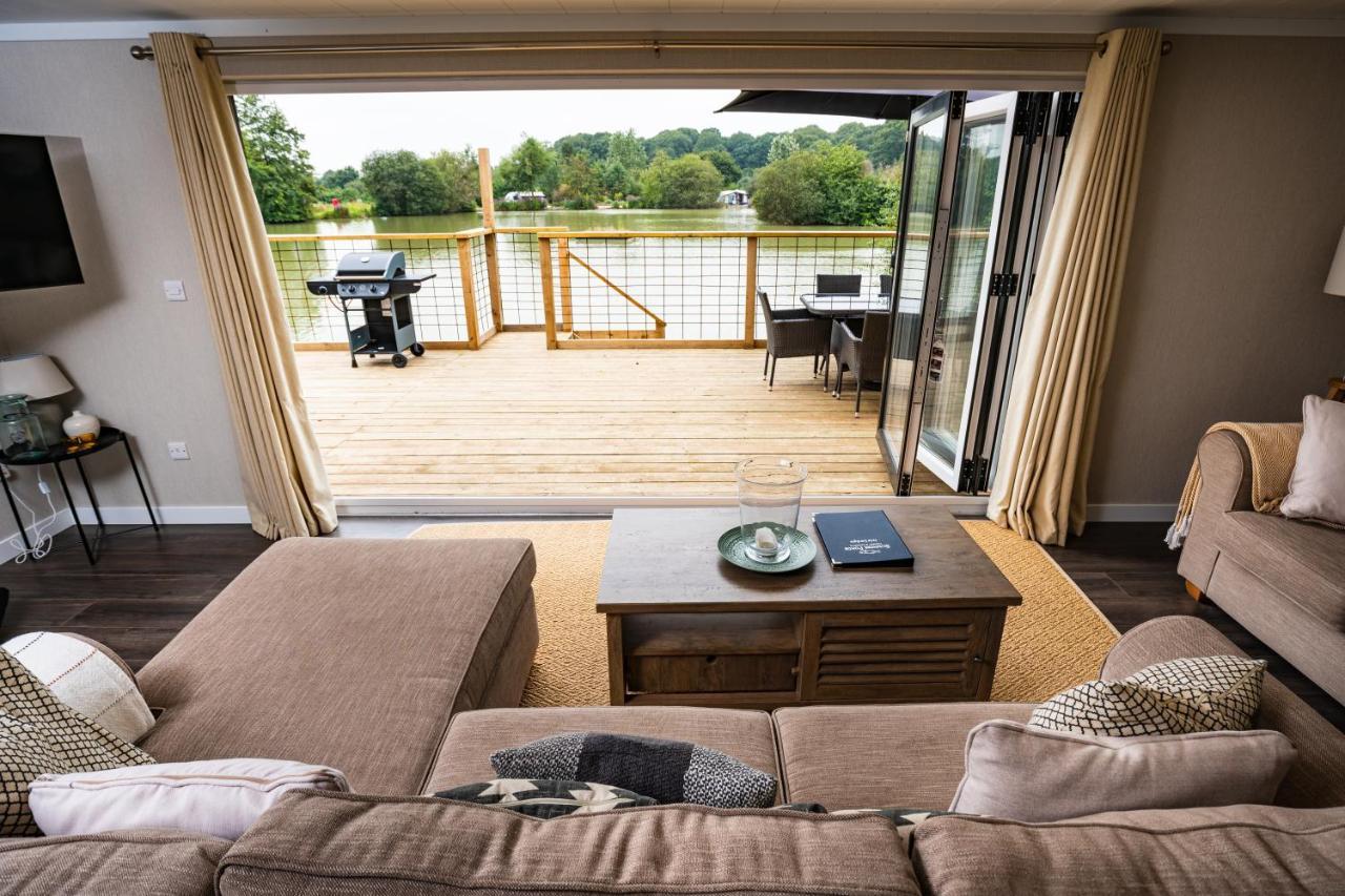 Sumners Ponds Fishery & Campsite Hotel Horsham Buitenkant foto