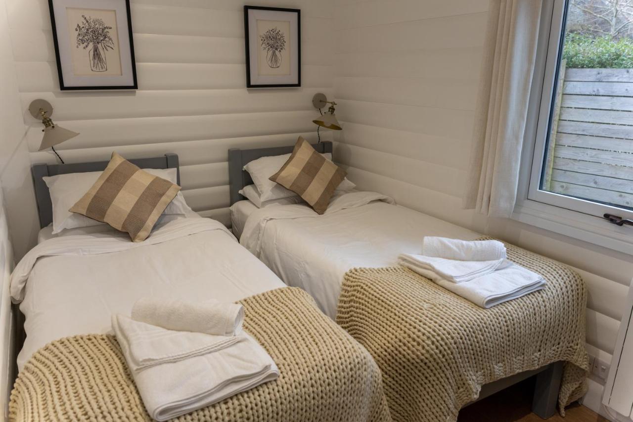 Sumners Ponds Fishery & Campsite Hotel Horsham Buitenkant foto
