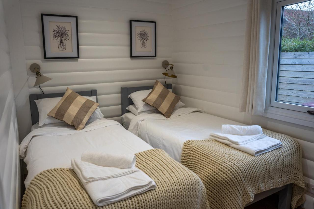 Sumners Ponds Fishery & Campsite Hotel Horsham Buitenkant foto