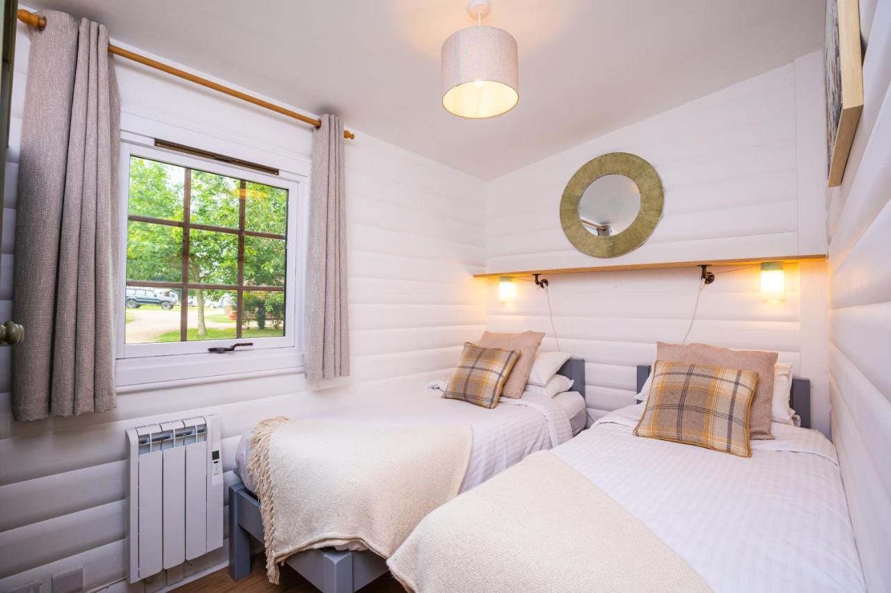 Sumners Ponds Fishery & Campsite Hotel Horsham Buitenkant foto