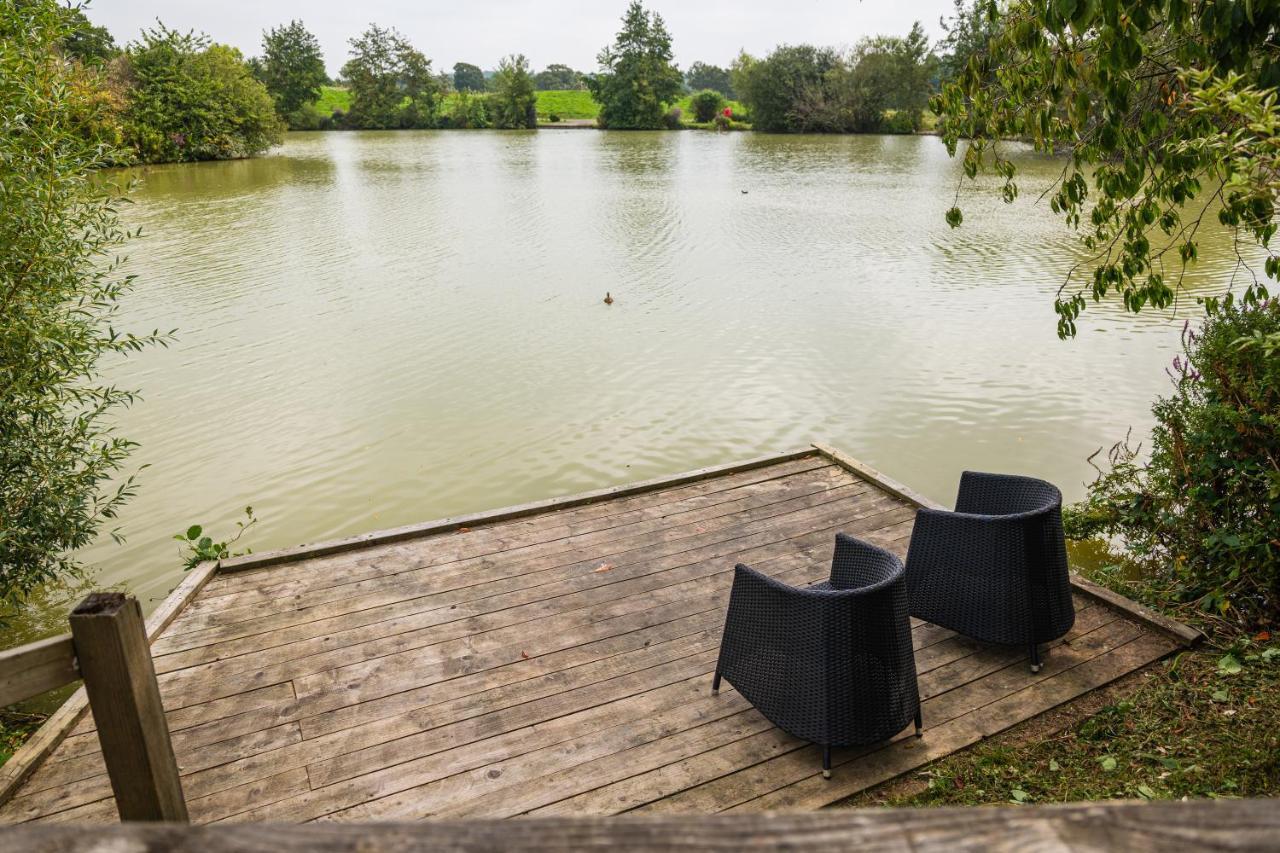 Sumners Ponds Fishery & Campsite Hotel Horsham Buitenkant foto