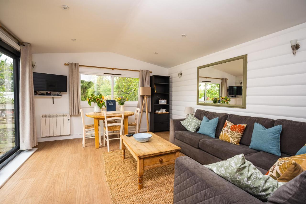 Sumners Ponds Fishery & Campsite Hotel Horsham Buitenkant foto
