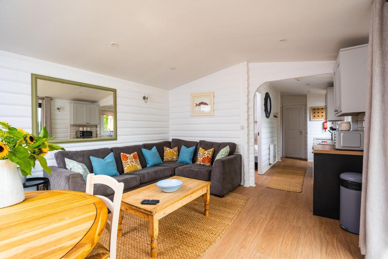 Sumners Ponds Fishery & Campsite Hotel Horsham Buitenkant foto