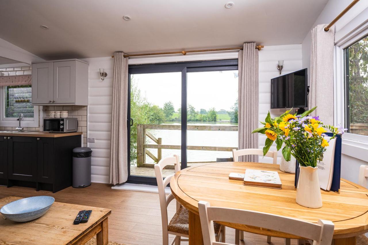 Sumners Ponds Fishery & Campsite Hotel Horsham Buitenkant foto
