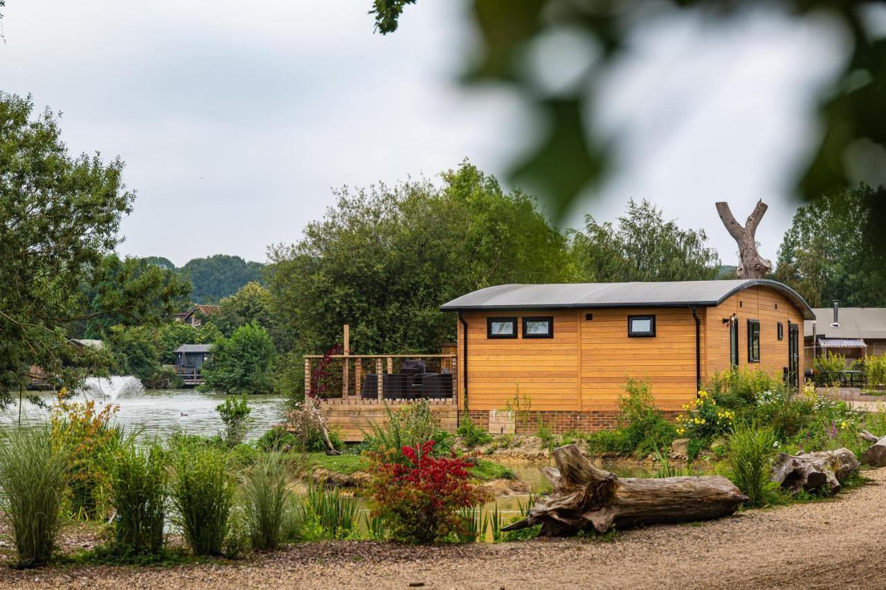 Sumners Ponds Fishery & Campsite Hotel Horsham Buitenkant foto