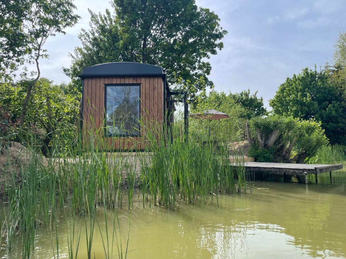 Sumners Ponds Fishery & Campsite Hotel Horsham Buitenkant foto