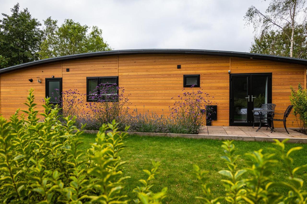 Sumners Ponds Fishery & Campsite Hotel Horsham Buitenkant foto