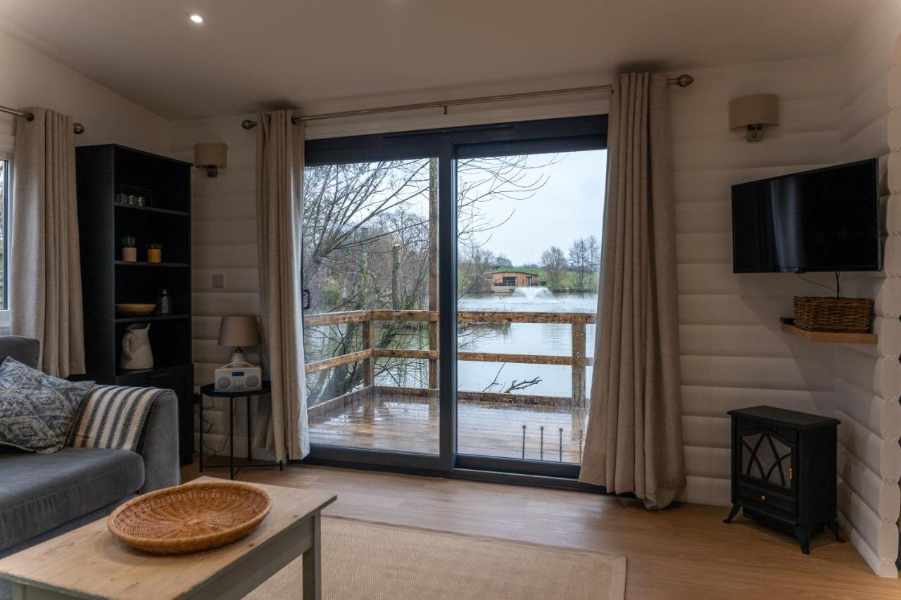 Sumners Ponds Fishery & Campsite Hotel Horsham Buitenkant foto