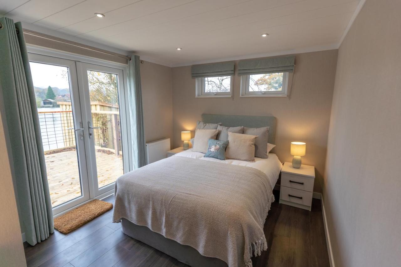 Sumners Ponds Fishery & Campsite Hotel Horsham Buitenkant foto