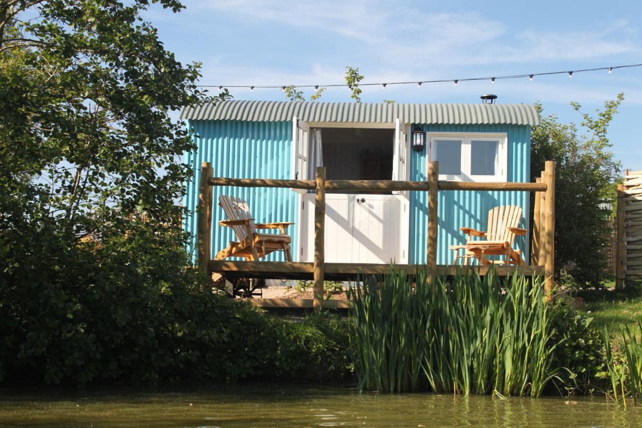 Sumners Ponds Fishery & Campsite Hotel Horsham Buitenkant foto