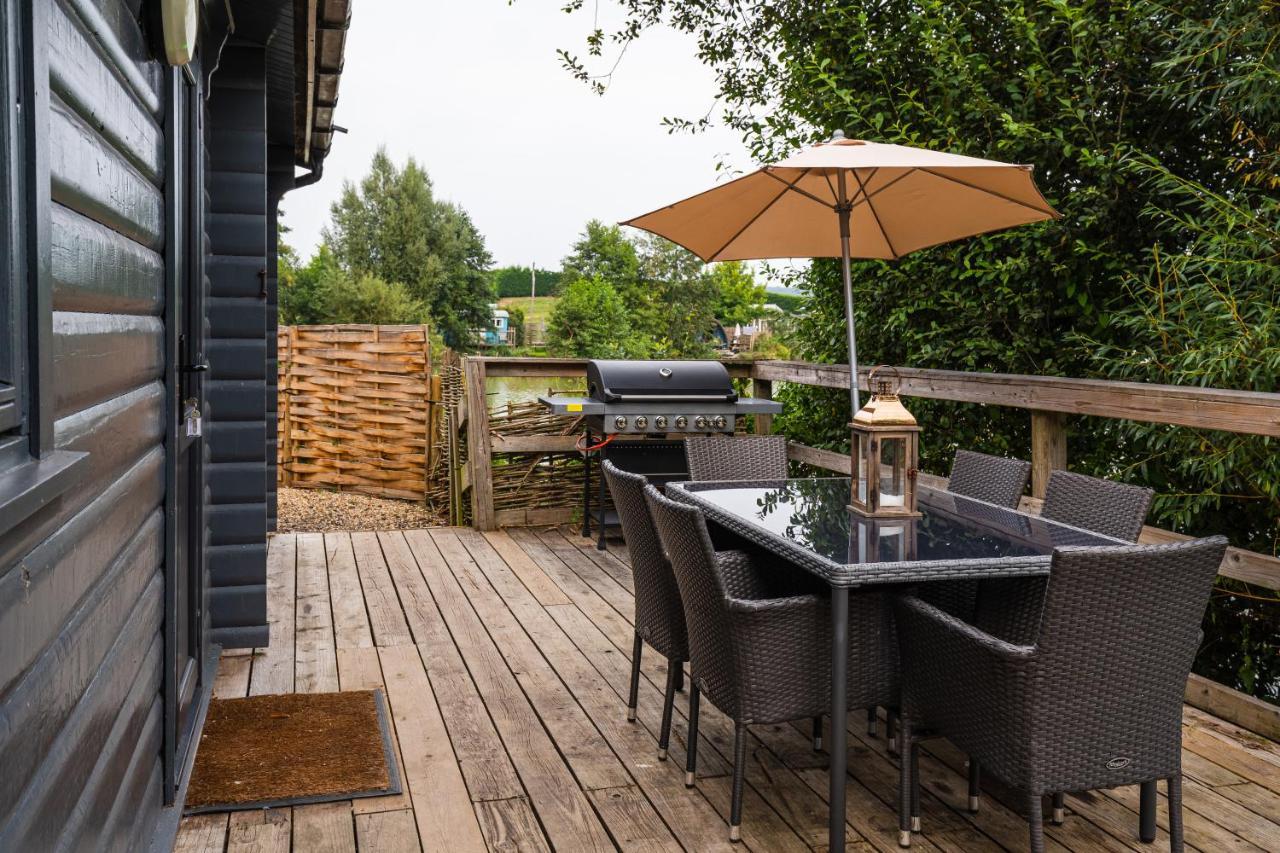 Sumners Ponds Fishery & Campsite Hotel Horsham Buitenkant foto