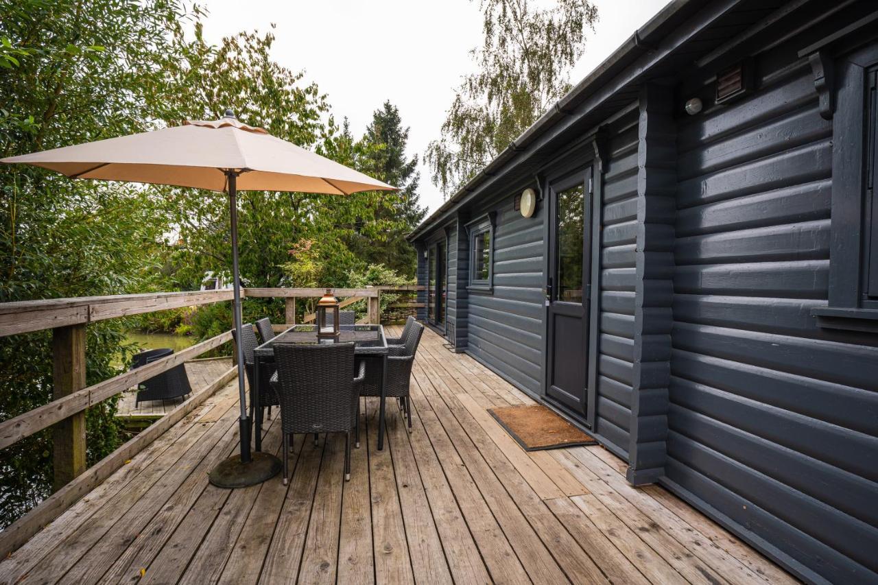 Sumners Ponds Fishery & Campsite Hotel Horsham Buitenkant foto