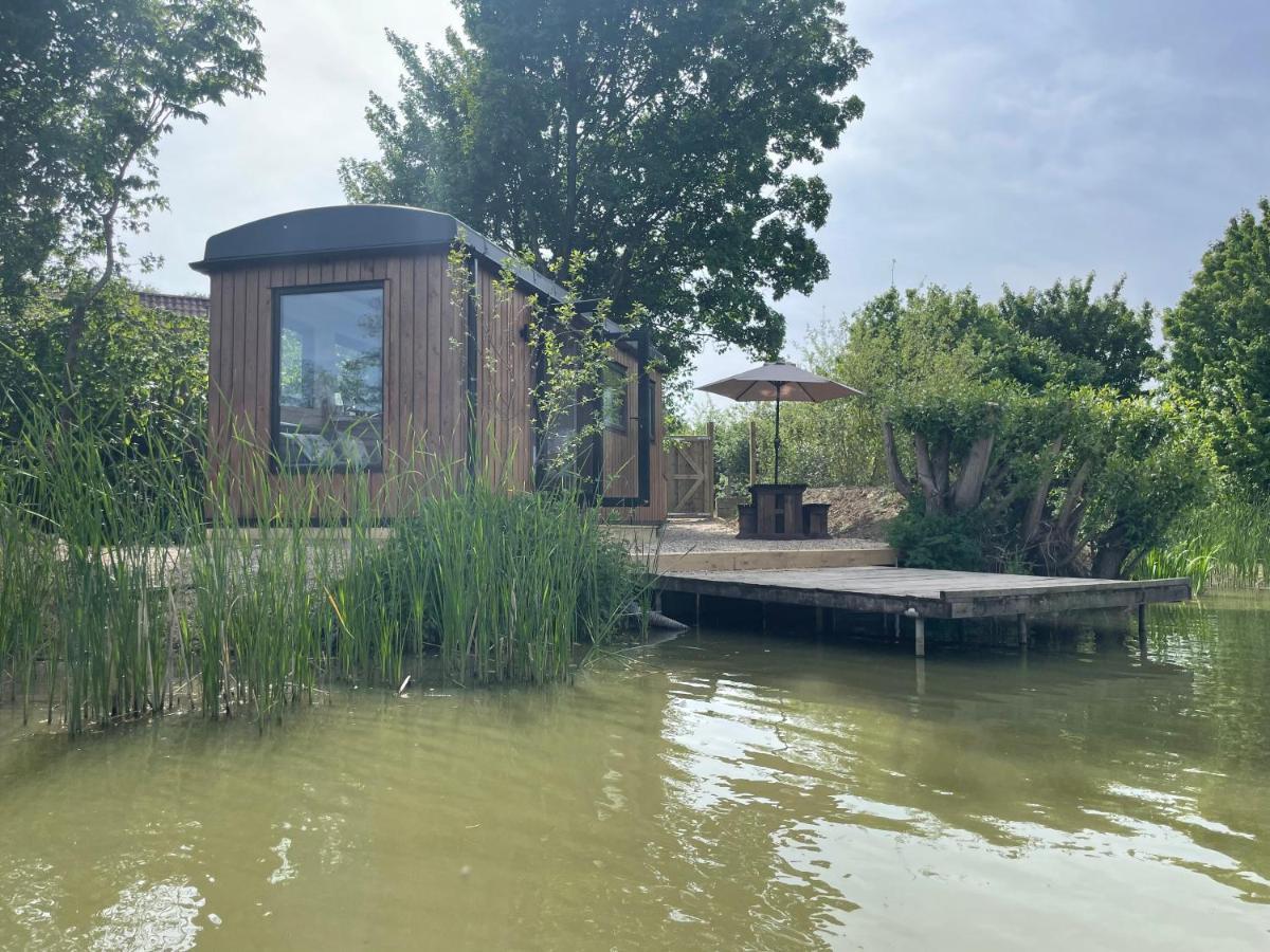 Sumners Ponds Fishery & Campsite Hotel Horsham Buitenkant foto