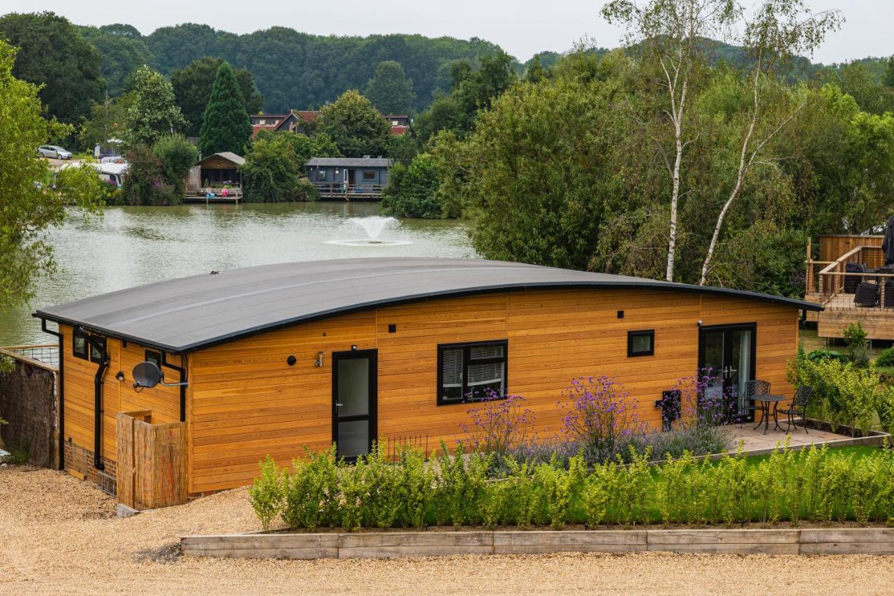 Sumners Ponds Fishery & Campsite Hotel Horsham Buitenkant foto