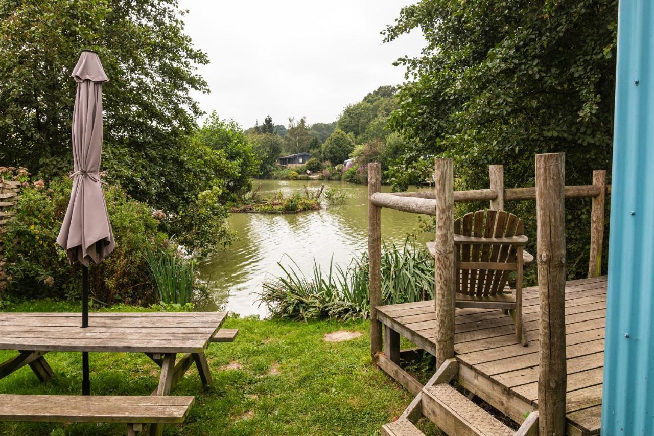 Sumners Ponds Fishery & Campsite Hotel Horsham Buitenkant foto
