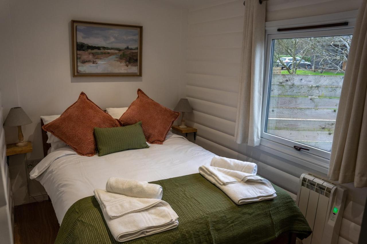 Sumners Ponds Fishery & Campsite Hotel Horsham Buitenkant foto