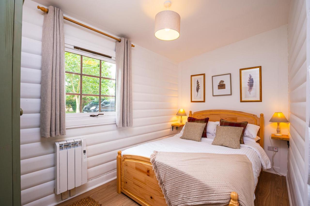 Sumners Ponds Fishery & Campsite Hotel Horsham Buitenkant foto