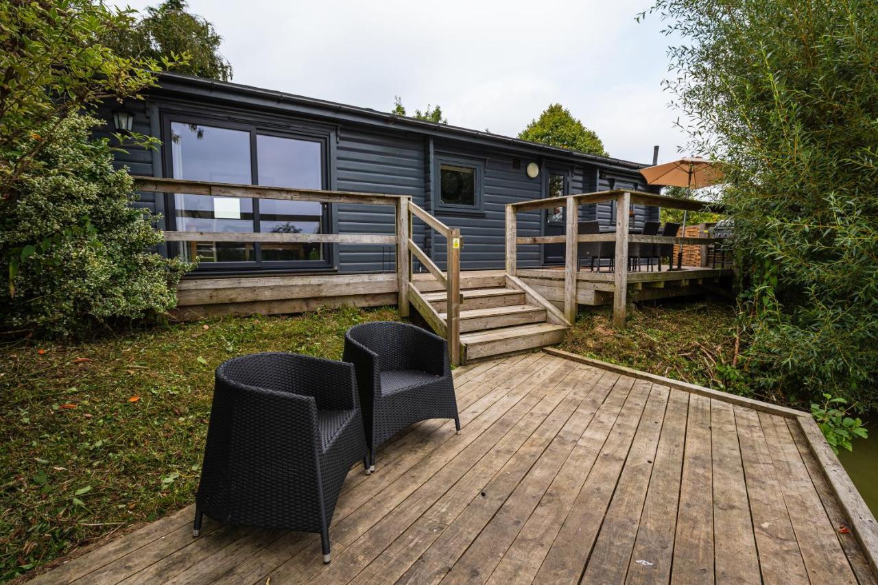 Sumners Ponds Fishery & Campsite Hotel Horsham Buitenkant foto