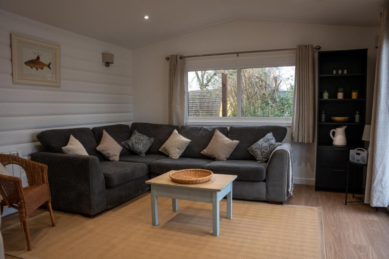 Sumners Ponds Fishery & Campsite Hotel Horsham Buitenkant foto