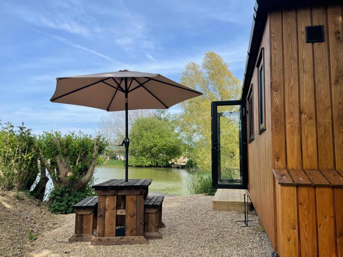Sumners Ponds Fishery & Campsite Hotel Horsham Buitenkant foto