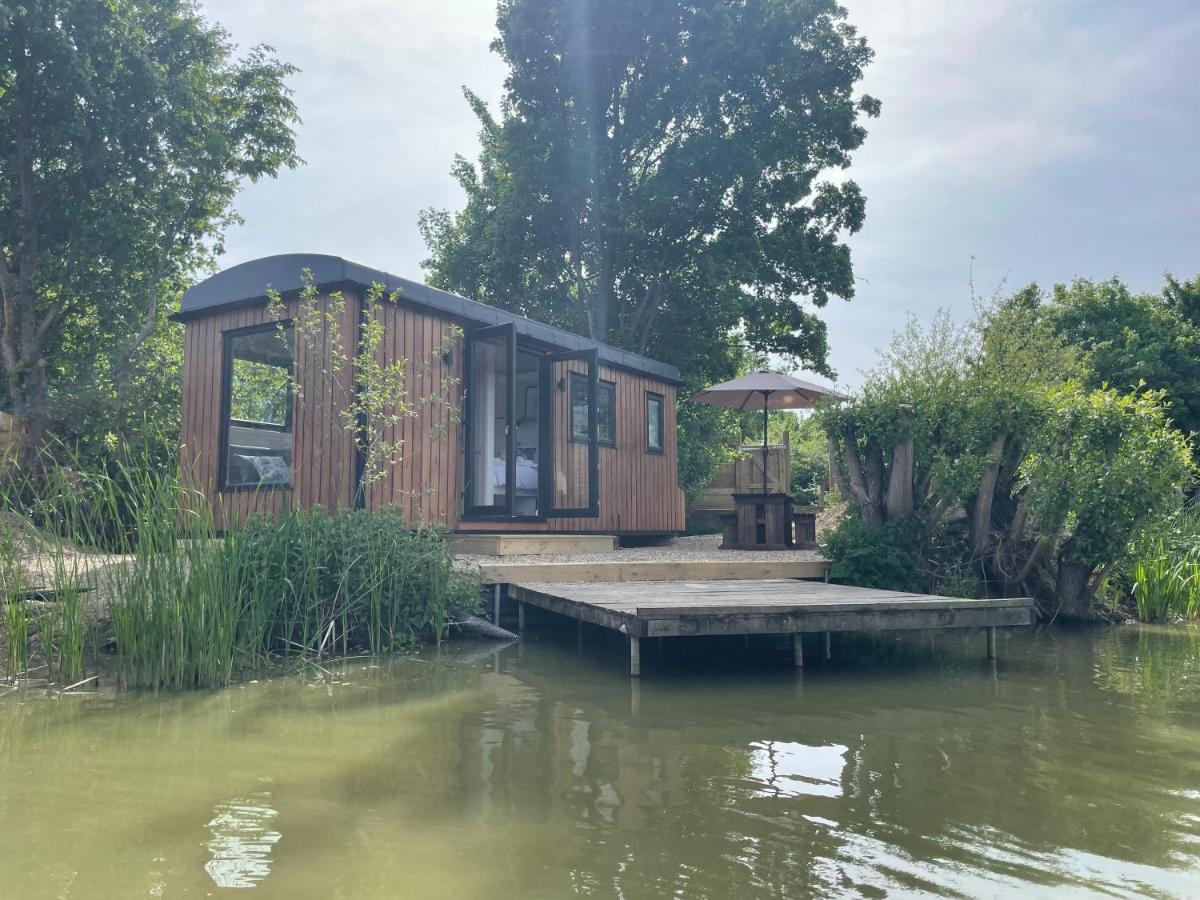 Sumners Ponds Fishery & Campsite Hotel Horsham Buitenkant foto