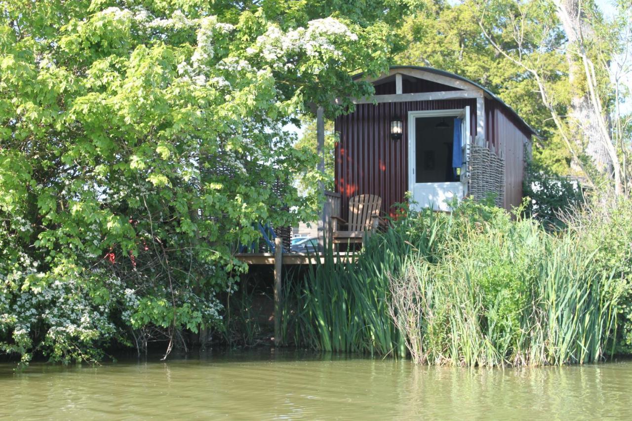 Sumners Ponds Fishery & Campsite Hotel Horsham Buitenkant foto