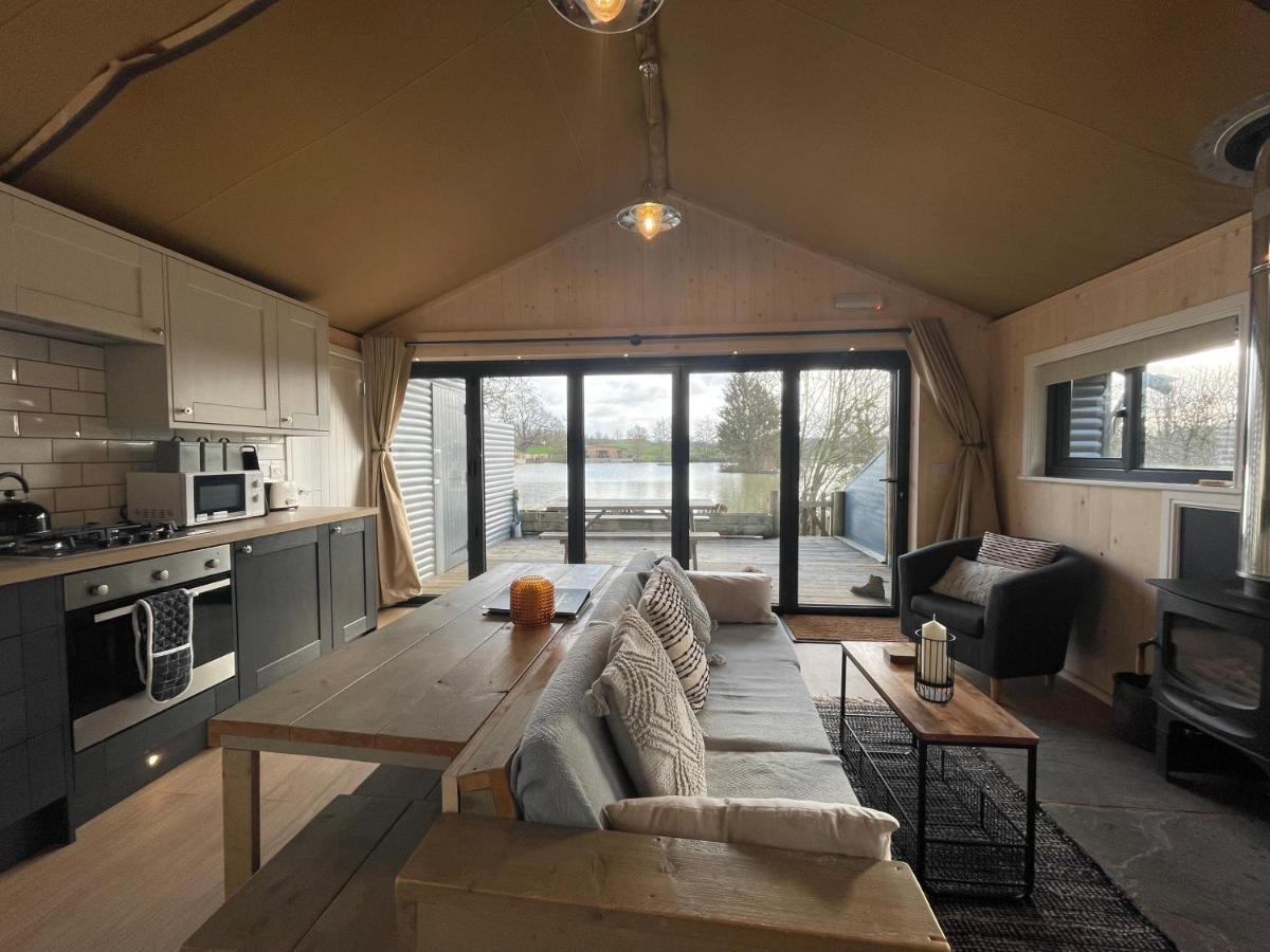 Sumners Ponds Fishery & Campsite Hotel Horsham Buitenkant foto