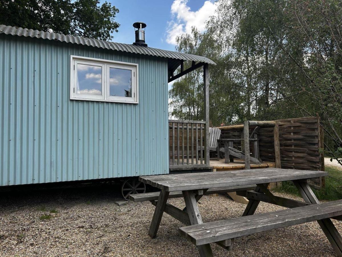 Sumners Ponds Fishery & Campsite Hotel Horsham Buitenkant foto